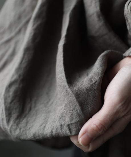 cavane キャヴァネ / Stand coll gathered chest linen100ブラウス / ca-25177