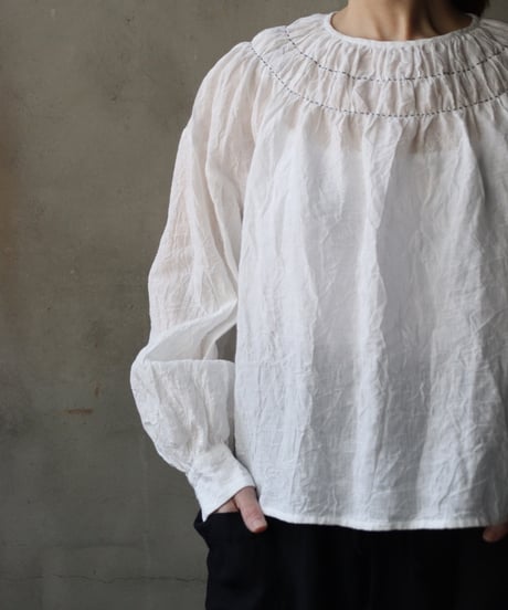 cavane キャヴァネ / Gathered stitch blouse linen100ブラウス / ca-26006