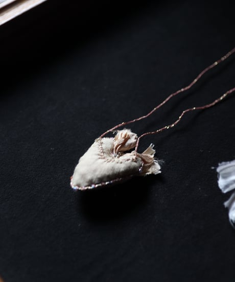 Antonia Rossi (Antomoon)/ Embroidered Heart Necklaceネックレス / An-25051
