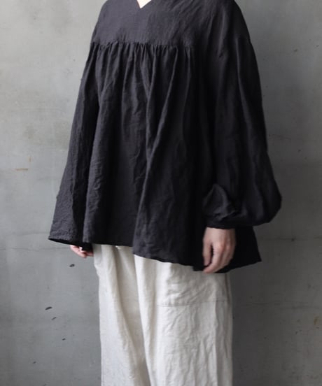 cavane キャヴァネ / Stand coll gathered chest linen100ブラウス / ca-25176