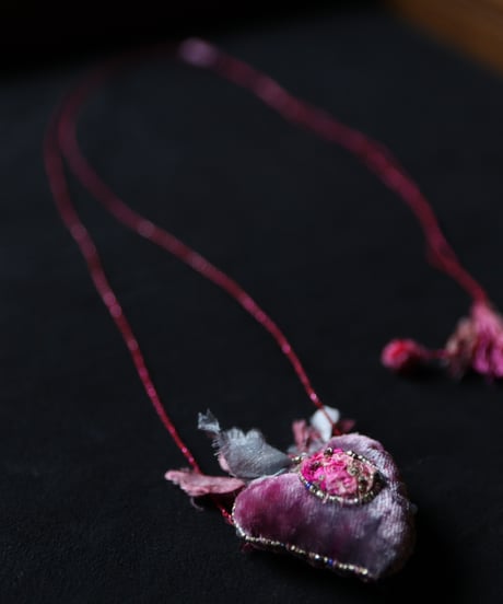 Antonia Rossi (Antomoon)/ Artisan Embroidered Heart Necklaceネックレス / An-26004