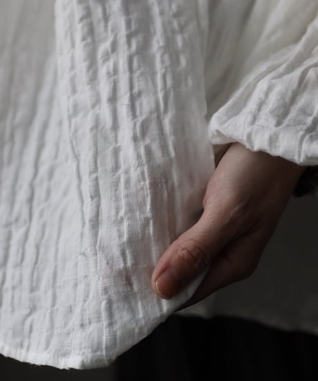 cavane キャヴァネ / Stand coll gathered chest linen & cottonブラウス / ca-26001