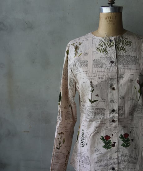ALEKSANDR MANAMISアレクサンダーマナミ/ COLLARLESS WINTER HERBARIUM PRINT SHIRTブラウス / am-24027