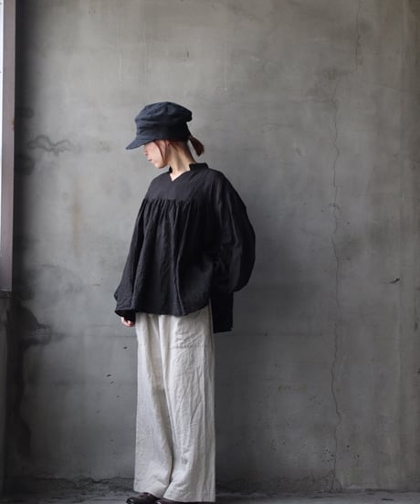 cavane キャヴァネ / Stand coll gathered chest linen100ブラウス / ca-25176