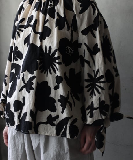 cavane キャヴァネ / Gather Neck Pullover Blouse linen&cottonブラウス / ca-26066