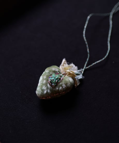 Antonia Rossi (Antomoon)/ Embroidered Heart Necklaceネックレス / An-25044