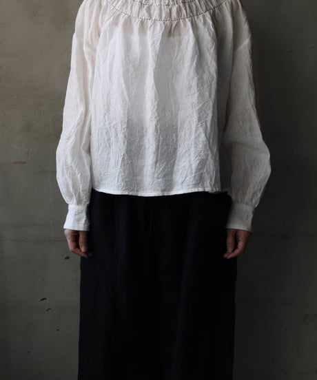cavane キャヴァネ / Gathered stitch blouse linen100ブラウス / ca-26006