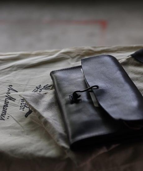 ALEKSANDR MANAMISアレクサンダーマナミ/ AM-T WALLET - BLACK革財布 /am-25029