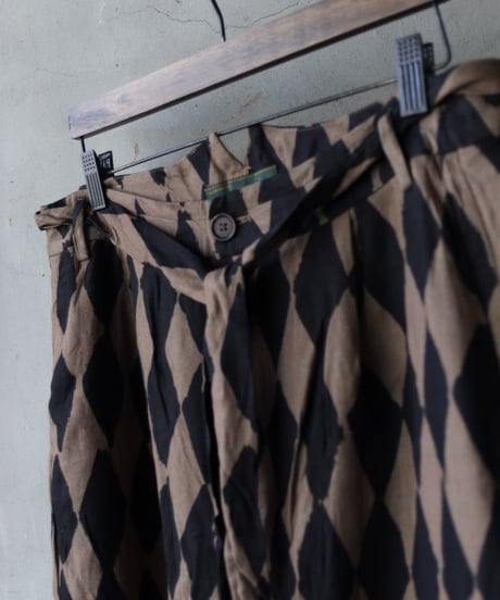 ALEKSANDR MANAMISアレクサンダーマナミ/ BUTTON LEG LOOSE PANTトラウザーズ / am-25008