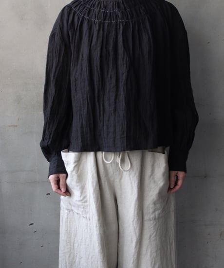 cavane キャヴァネ / Gathered stitch blouse linen100ブラウス / ca-26005