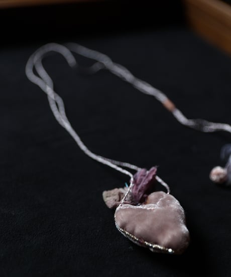 Antonia Rossi (Antomoon)/ Artisan Embroidered Heart Necklaceネックレス / An-26002
