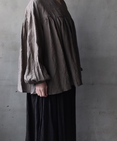 cavane キャヴァネ / Stand coll gathered chest linen100ブラウス / ca-25177