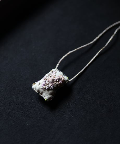 Antonia Rossi (Antomoon)/ Embroidered Square Heart Necklaceネックレス / An-25054