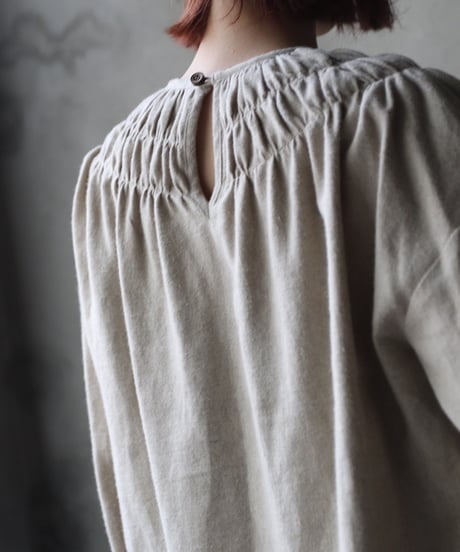 cavane キャヴァネ / Gathered stitch blouse linen & cottonブラウス / ca-25175