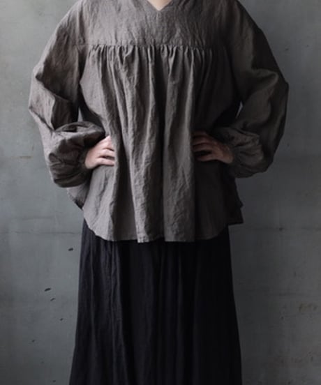 cavane キャヴァネ / Stand coll gathered chest linen100ブラウス / ca-25177