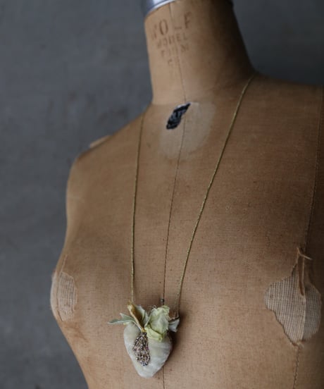 Hi様_Antonia Rossi (Antomoon)/ Artisan Embroidered Heart Necklaceネックレス / An-26003