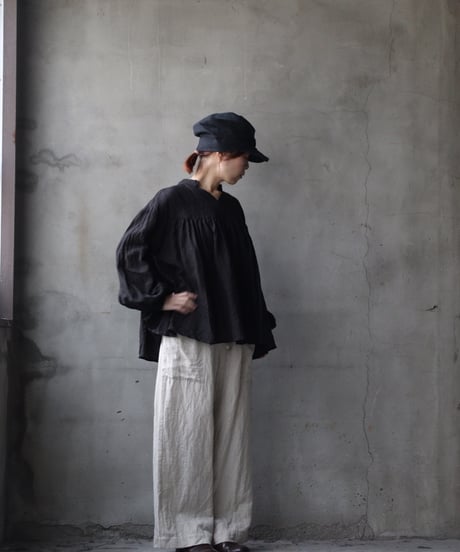 cavane キャヴァネ / Stand coll gathered chest linen100ブラウス / ca-25176