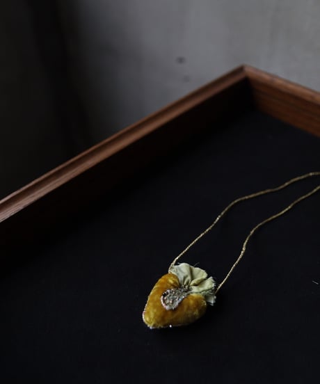 Antonia Rossi (Antomoon)/ Embroidered Heart Necklaceネックレス / An-25006