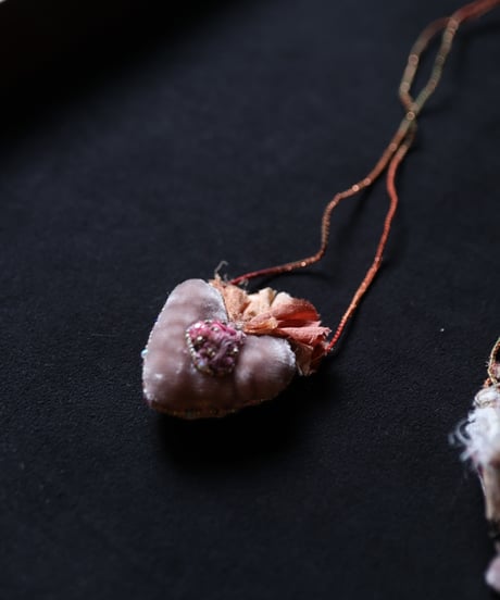 Antonia Rossi (Antomoon)/ Embroidered Heart Necklaceネックレス / An-25043