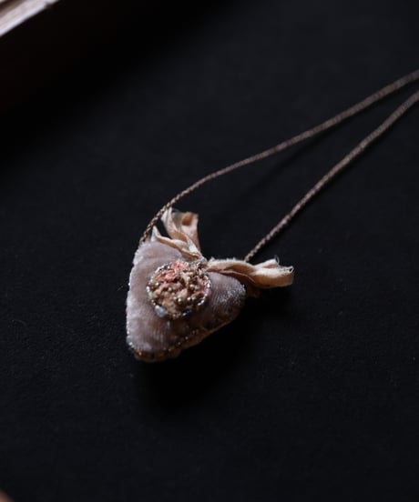 Antonia Rossi (Antomoon)/ Embroidered Heart Necklaceネックレス / An-25045