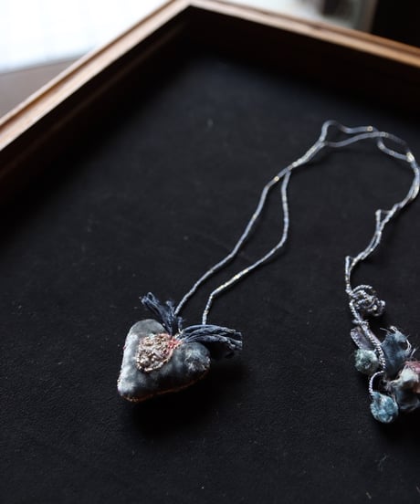 Antonia Rossi (Antomoon)/ Embroidered Heart Necklaceネックレス / An-25031