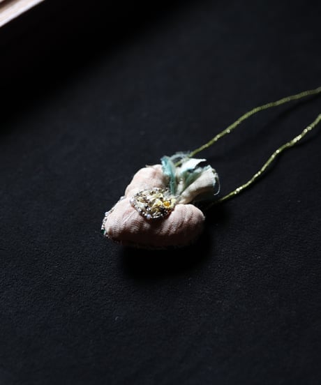 Antonia Rossi (Antomoon)/ Embroidered Heart Necklaceネックレス / An-25050