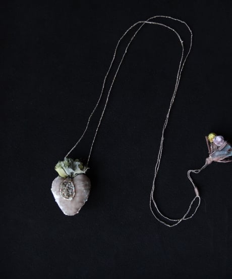 Antonia Rossi (Antomoon)/ Embroidered Heart Necklaceネックレス / An-25001