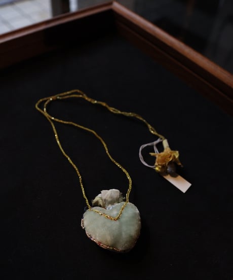 Antonia Rossi (Antomoon)/ Embroidered Heart Necklaceネックレス / An-24012