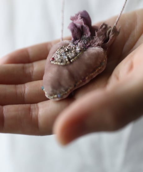 Antonia Rossi (Antomoon)/ Artisan Embroidered Heart Necklaceネックレス / An-26002
