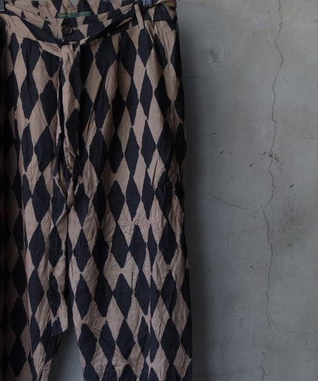 ALEKSANDR MANAMISアレクサンダーマナミ/ BUTTON LEG LOOSE PANTトラウザーズ / am-25008