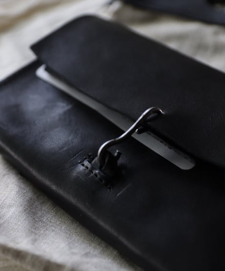 ALEKSANDR MANAMISアレクサンダーマナミ/ AM-T WALLET - BLACK革財布 /am-25029