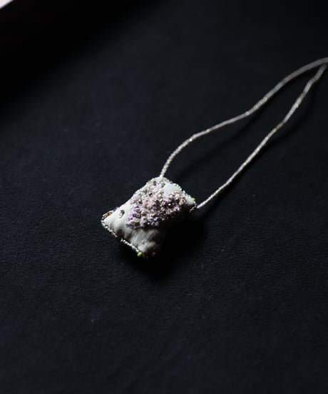 Antonia Rossi (Antomoon)/ Embroidered Square Heart Necklaceネックレス / An-25054