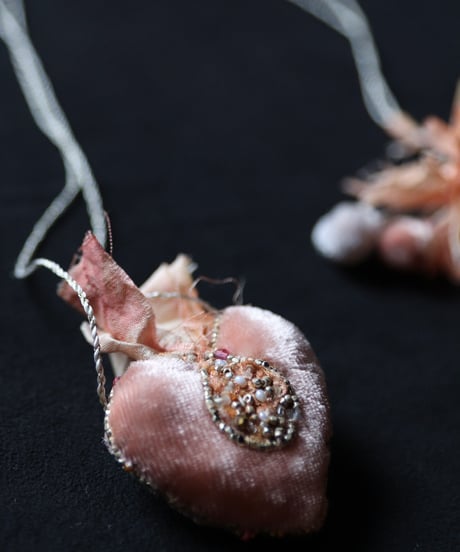 Antonia Rossi (Antomoon)/ Artisan Embroidered Heart Necklaceネックレス / An-26005