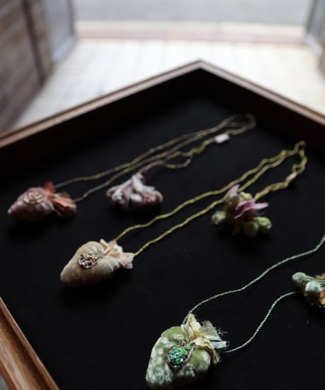 Antonia Rossi (Antomoon)/ Embroidered Heart Necklaceネックレス / An-25041