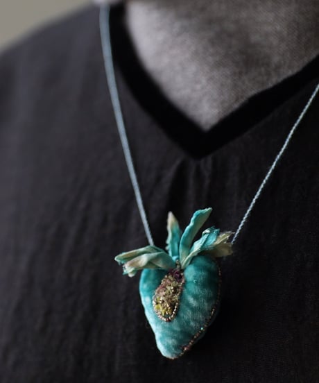 Antonia Rossi (Antomoon)/ Embroidered Heart Necklaceネックレス / An-25042