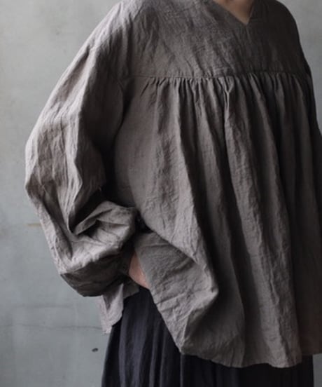 cavane キャヴァネ / Stand coll gathered chest linen100ブラウス / ca-25177