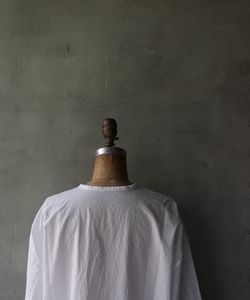 klauseクロイゼ / Typewriter cotton C.S Slit neck Sh