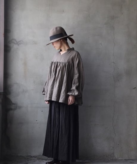 cavane キャヴァネ / Stand coll gathered chest linen100ブラウス / ca-25177