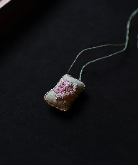 Antonia Rossi (Antomoon)/ Embroidered Square Heart Necklaceネックレス / An-25036