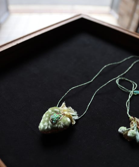 Antonia Rossi (Antomoon)/ Embroidered Heart Necklaceネックレス / An-25041