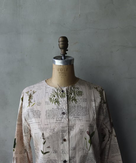 ALEKSANDR MANAMISアレクサンダーマナミ/ COLLARLESS WINTER HERBARIUM PRINT SHIRTブラウス / am-24027