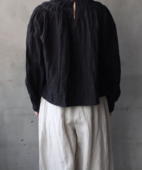 cavane キャヴァネ / Gathered stitch blouse linen100ブラウス / ca-26005