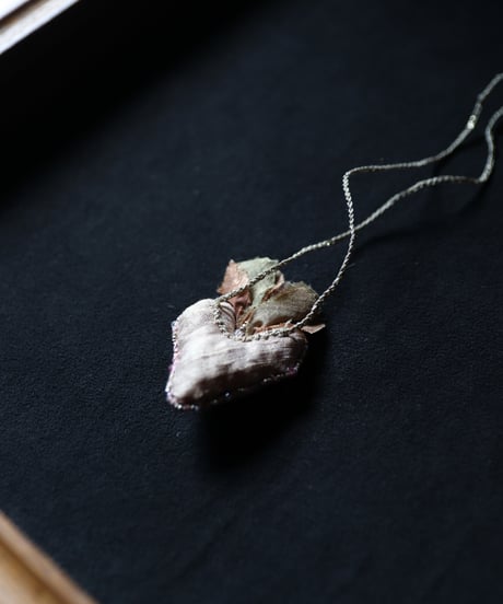 Antonia Rossi (Antomoon)/ Embroidered Heart Necklaceネックレス / An-25049