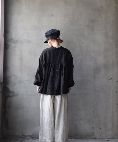 cavane キャヴァネ / Stand coll gathered chest linen100ブラウス / ca-25176