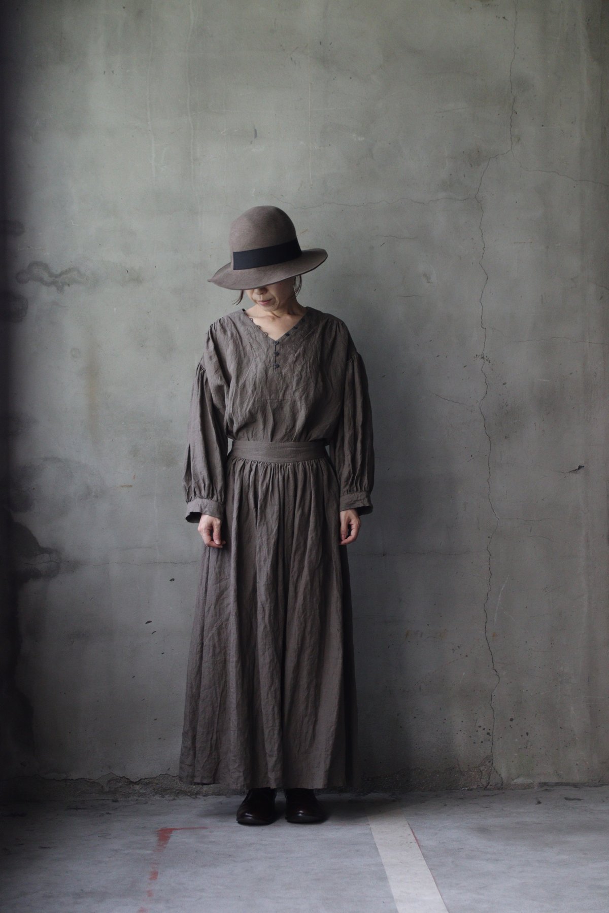 cavane キャヴァネ / V Pull-over blouse linen100ブラウス