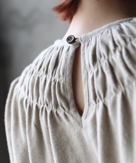cavane キャヴァネ / Gathered stitch blouse linen & cottonブラウス / ca-25175