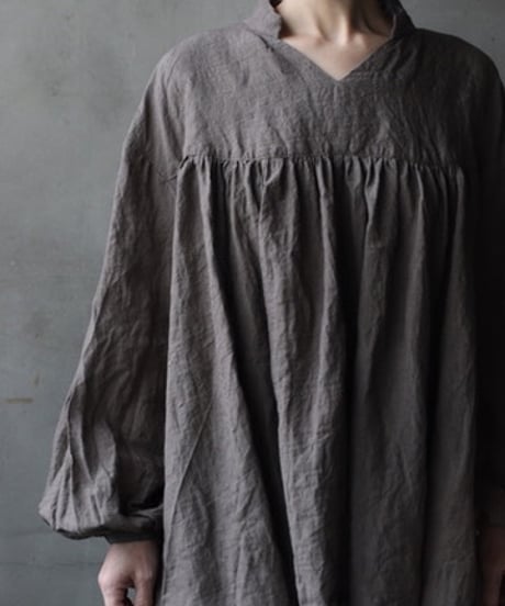 cavane キャヴァネ / Stand coll gathered chest linen100ブラウス / ca-25177