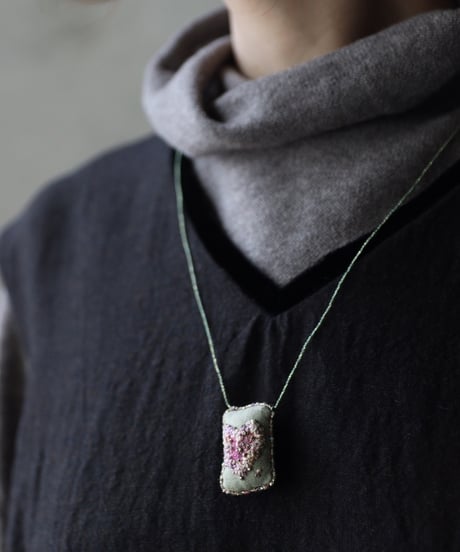 Antonia Rossi (Antomoon)/ Embroidered Square Heart Necklaceネックレス / An-25036