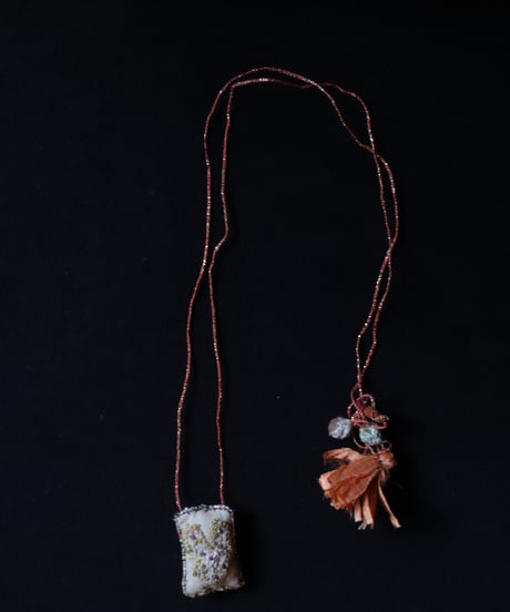 Antonia Rossi (Antomoon)/ Embroidered Square Heart Necklaceネックレス / An-25048