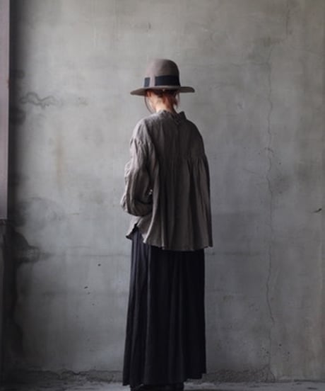 cavane キャヴァネ / Stand coll gathered chest linen100ブラウス / ca-25177